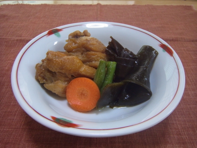 鶏手羽元と野菜昆布の煮物とおろし和え